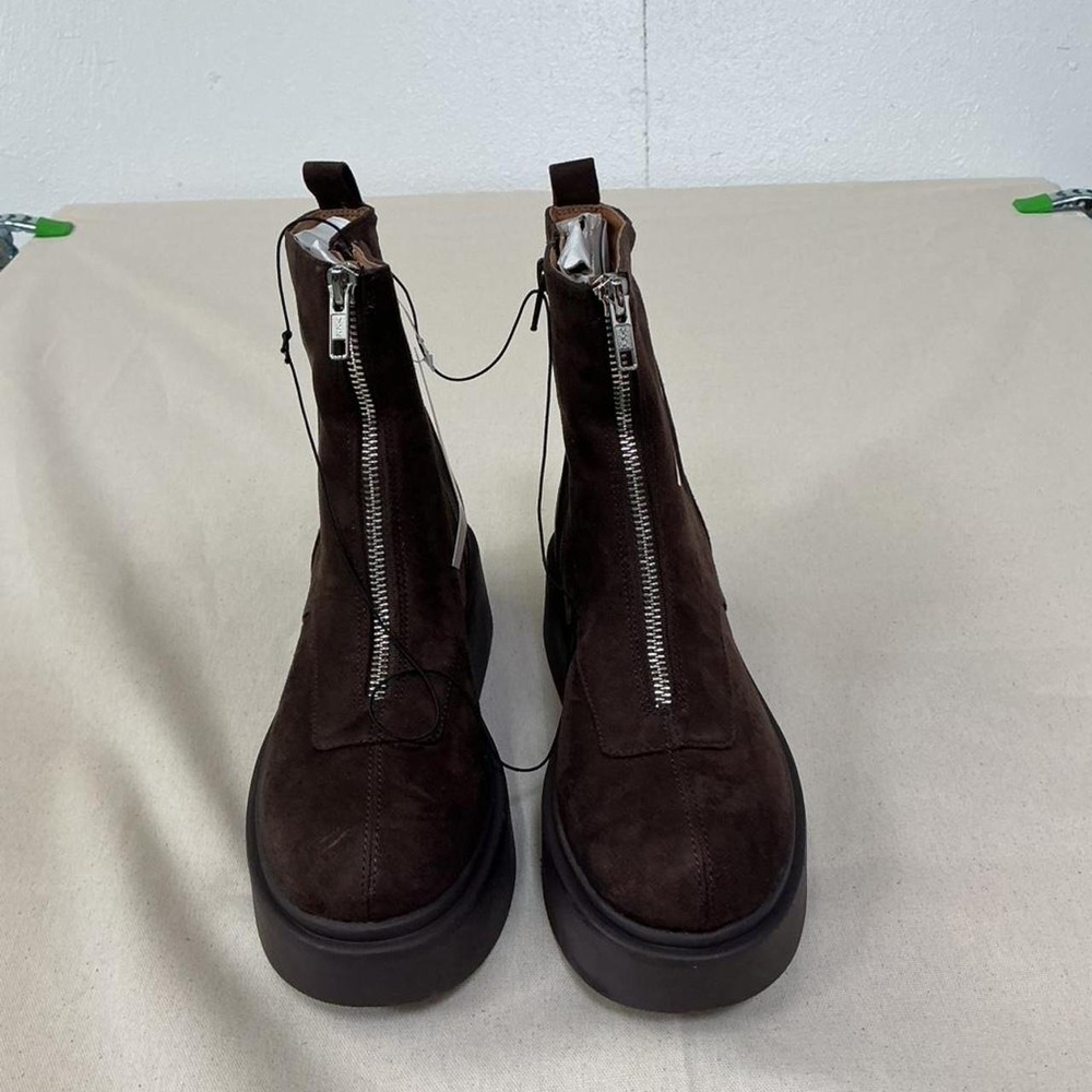 Chunky brown platformโ ankle boots